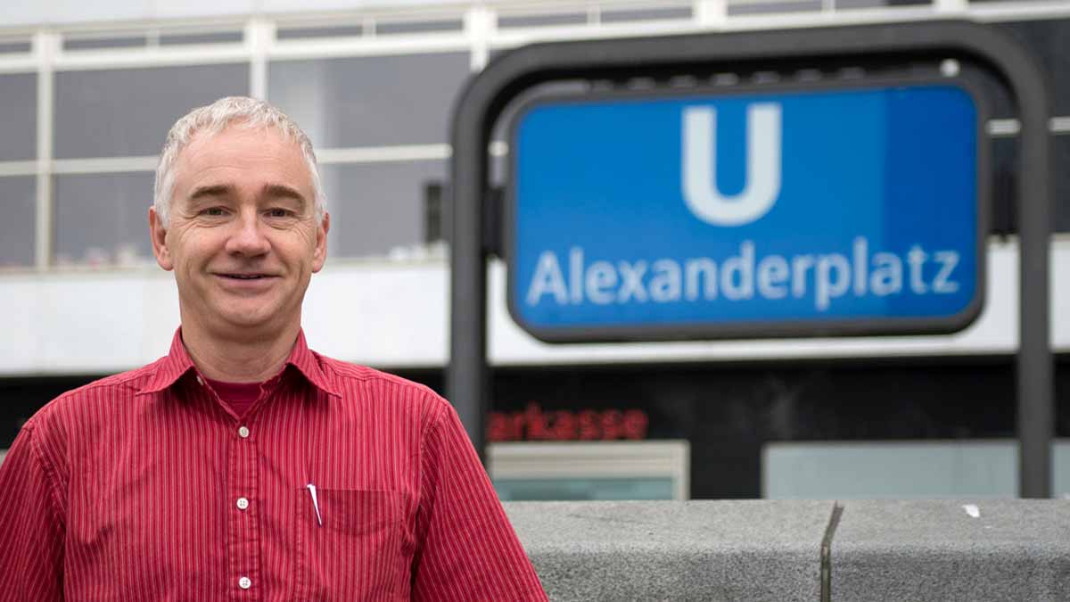 Michael Bienert steht vor dem U-Bahn-Eingang „Berlin Alexanderplatz“