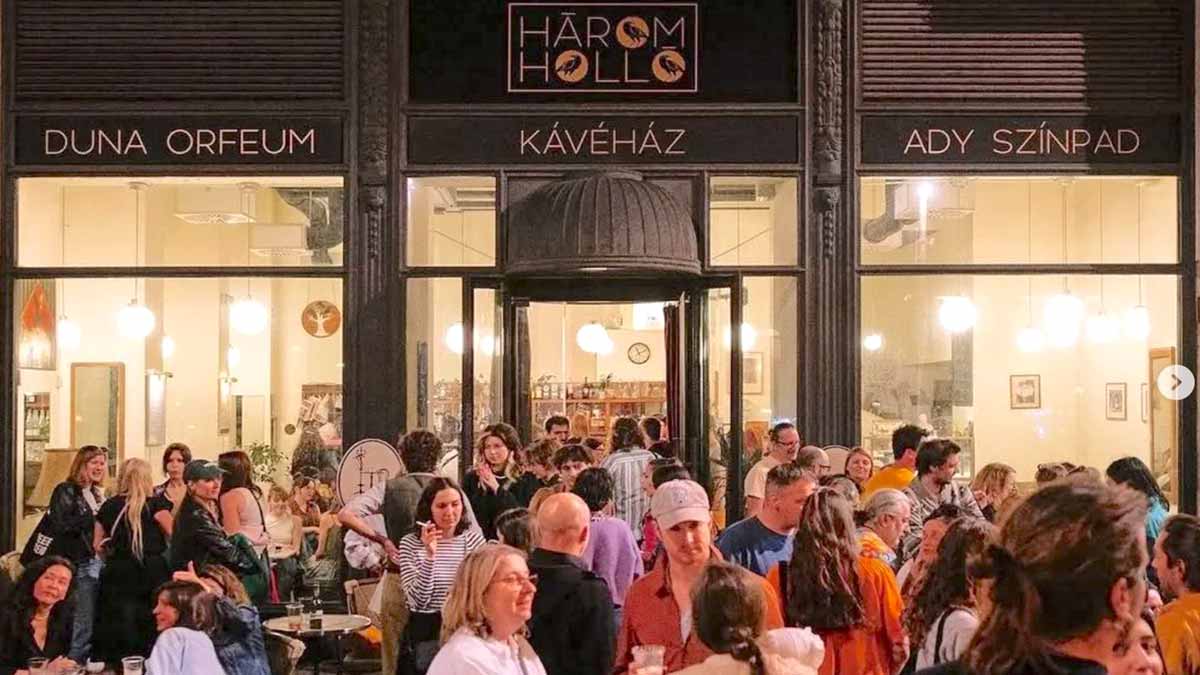 Besuchende des Harom Hollo Kaffeehauses in Budapest