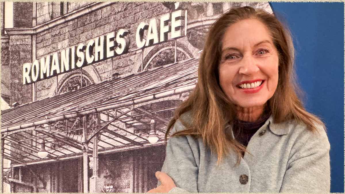 Regine Ahren vor der Ausstellungswand im Romanischen Café.