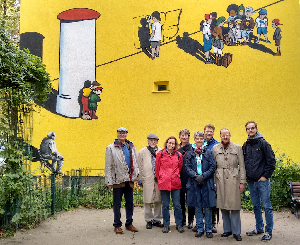 Erich Kästner Gesellschaft vor Wandbild in der Motzstraße
